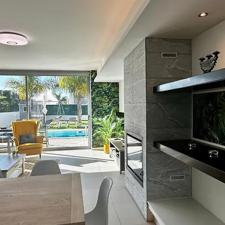 Moon - Private Pool - 8 Guests -