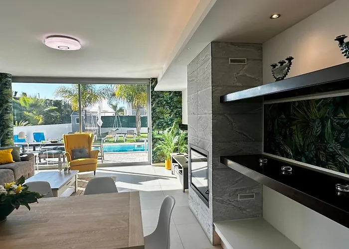 Moon - Private Pool - 8 Guests -